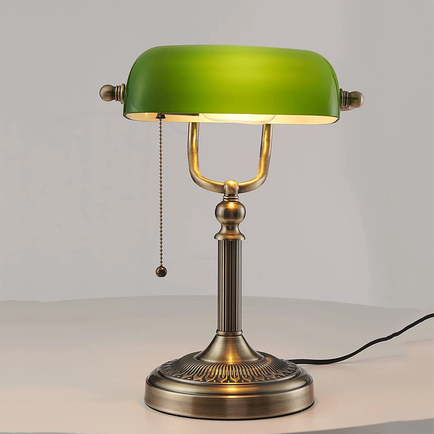 Lampe à poser vintage avec abat-jour en verre vert allumé 