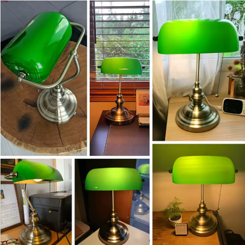 Lampe à poser vintage avec abat-jour en verre vert sur bureau et horloge   
