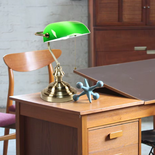Lampe à poser vintage avec abat-jour en verre vert un bureau une chaise 