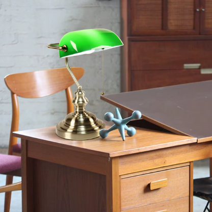 Lampe à poser vintage avec abat-jour en verre vert un bureau une chaise 