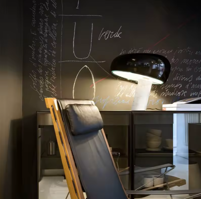 Lampe champignon et une chaise 