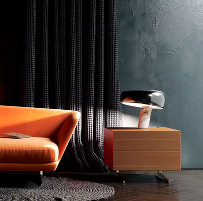 Lampe champignon sur table de chevet et un fauteuil   