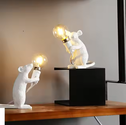  Lampe de Table souris sur meuble dans un salon 