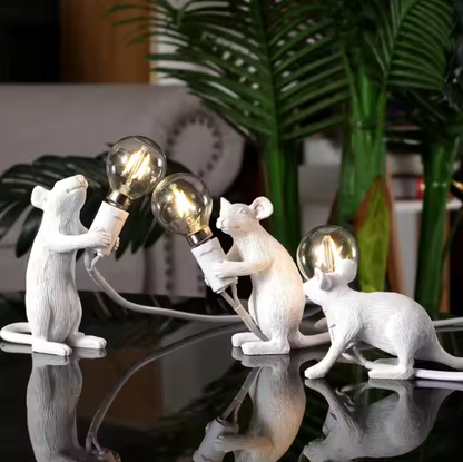  Lampe de Table souris sur une table noir et une plante 
