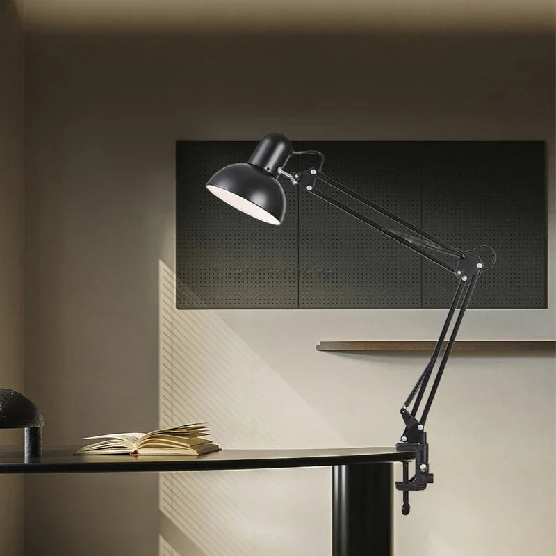 Lampe de bureau bras Long pliant allumé et un tableau 