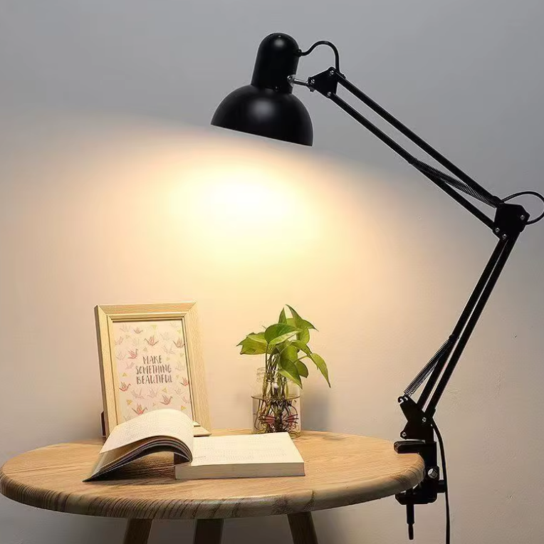 Lampe de bureau bras Long pliant noir sur une table d'appoint 