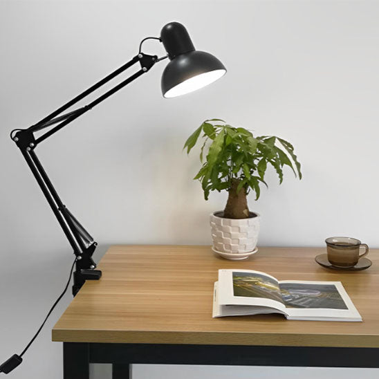 Lampe de bureau bras Long pliant sur bureau une plante et livre 