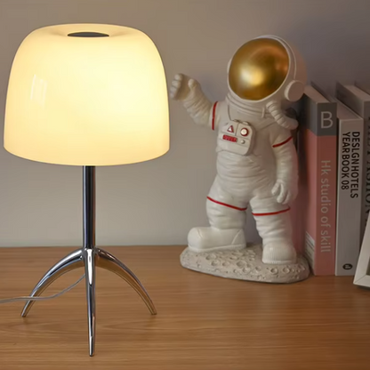  Lampe de bureau en métal beige et des livres 