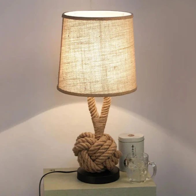 Lampe de chevet américaine rétro et tasse de thé 