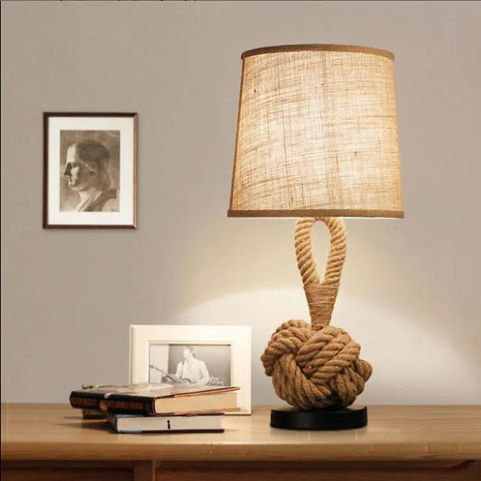 Lampe de chevet américaine rétro sur bureau et livre 
