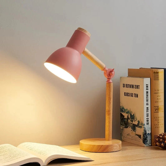 Lampe de chevet articulée allumée sur bureau 