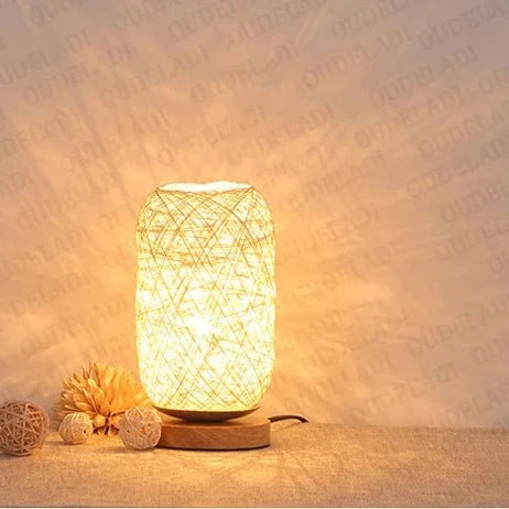 Lampe de chevet artisanale en rotin beige lumière chaude 