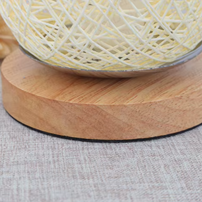 Lampe de chevet artisanale en rotin et la base en bois 