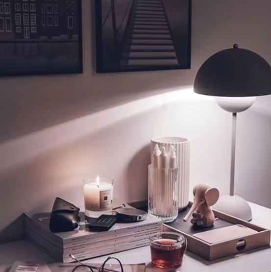 Lampe de chevet champignon allumé sur bureau 