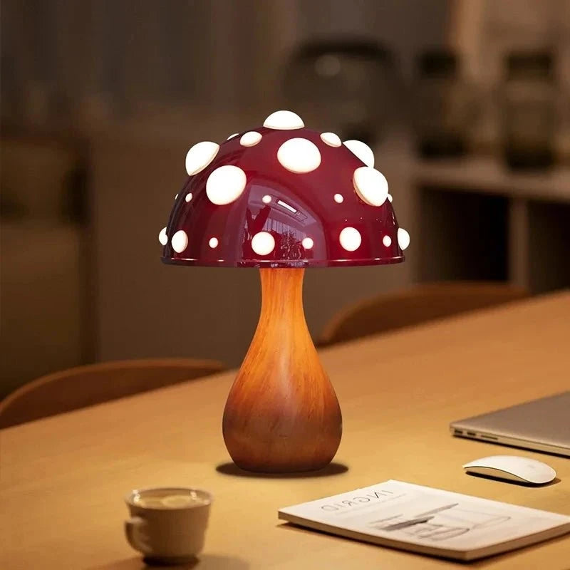 Lampe de chevet champignon AMANITA sur bureau allumé