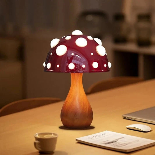 Lampe de chevet champignon AMANITA sur bureau allumé