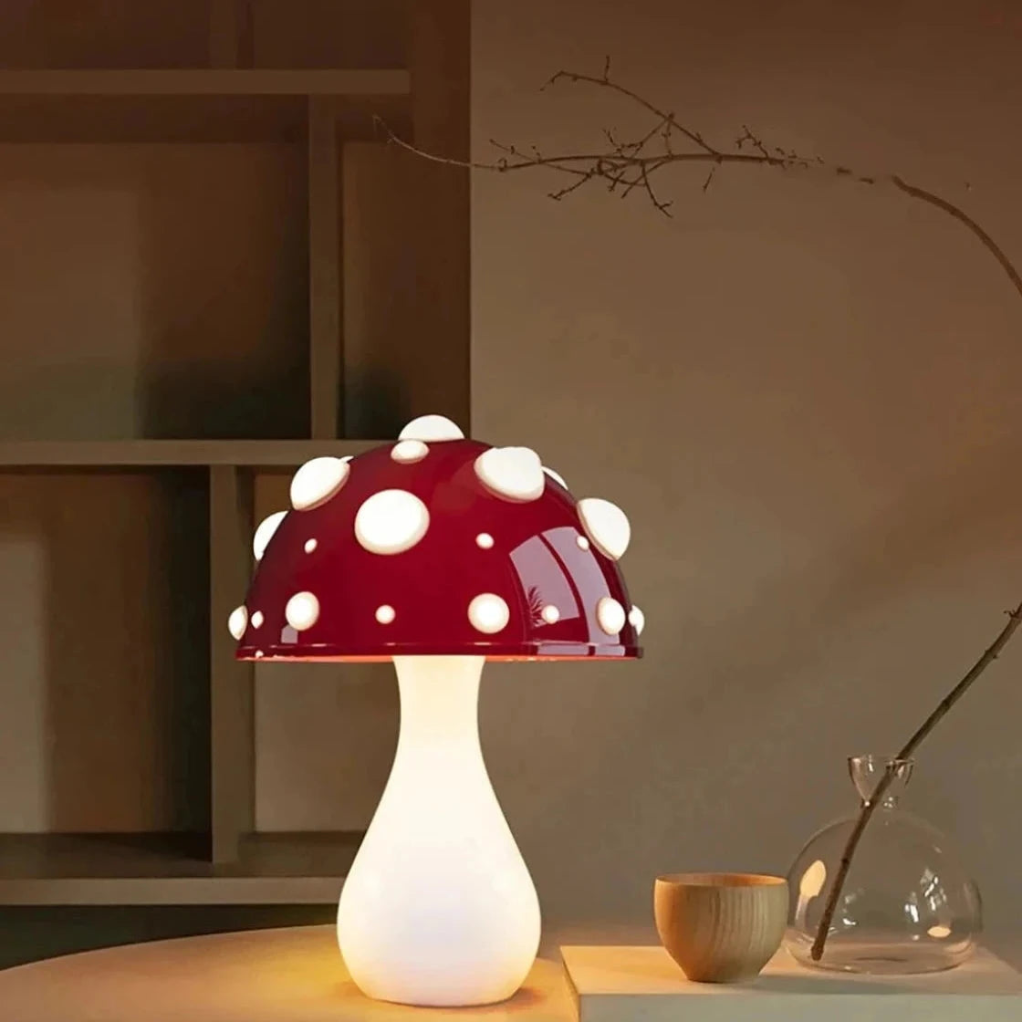 Lampe de chevet champignon AMANITA sur table et tasse de café 