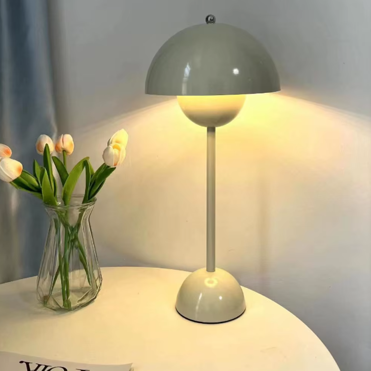 Lampe de chevet champignon design blanche et vase de fleurs 