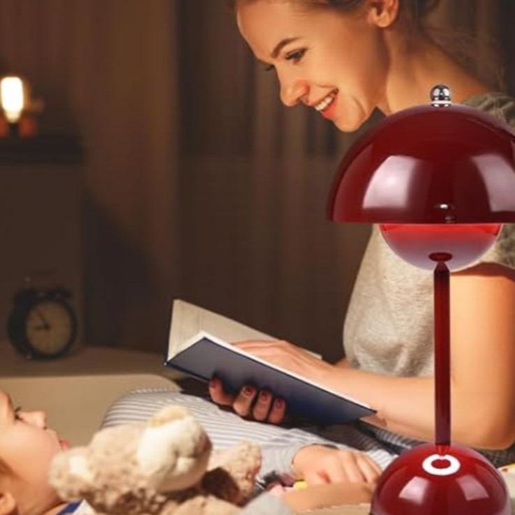 Lampe de chevet champignon une maman lit un livre pour son fils 