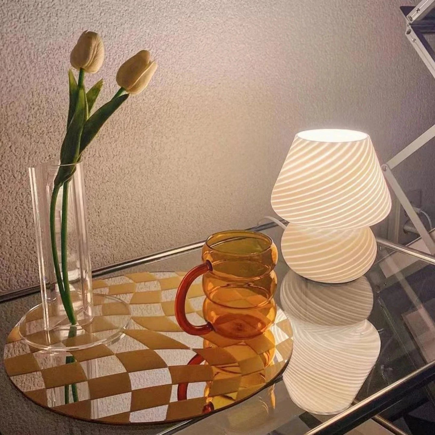 Lampe de chevet champignon en verre et tasse de thé 