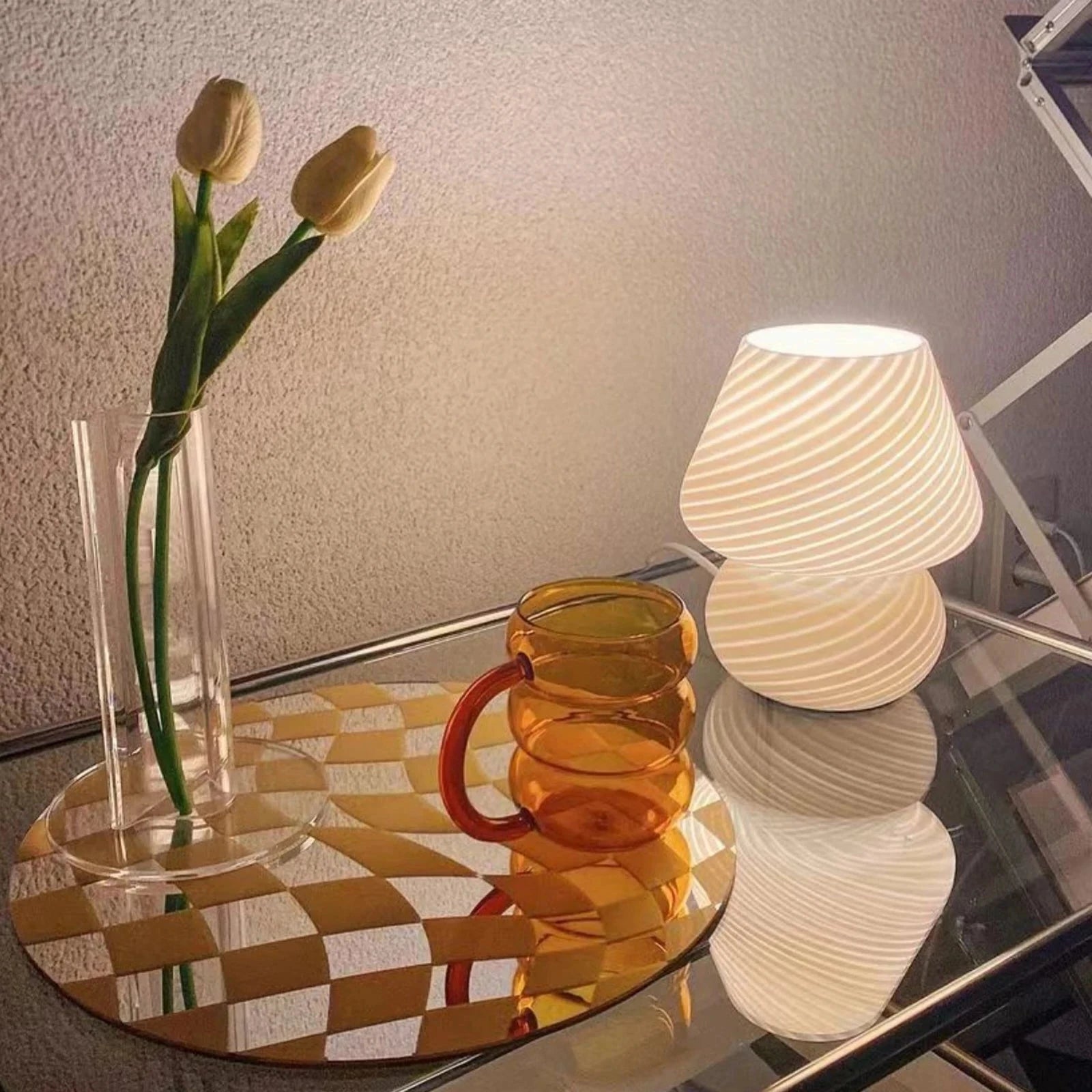 Lampe de chevet champignon en verre et tasse de thé 