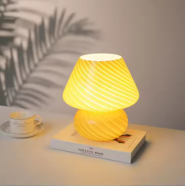  Lampe de chevet champignon en verre sur un livre 