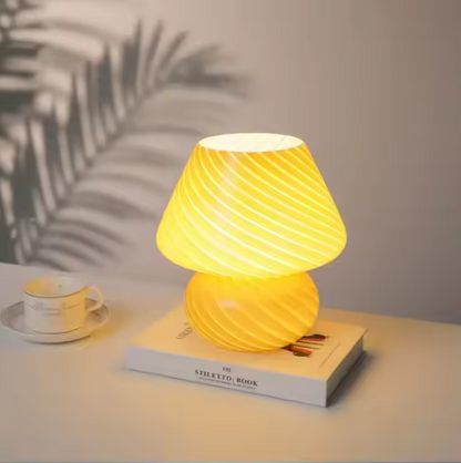  Lampe de chevet champignon en verre sur un livre 