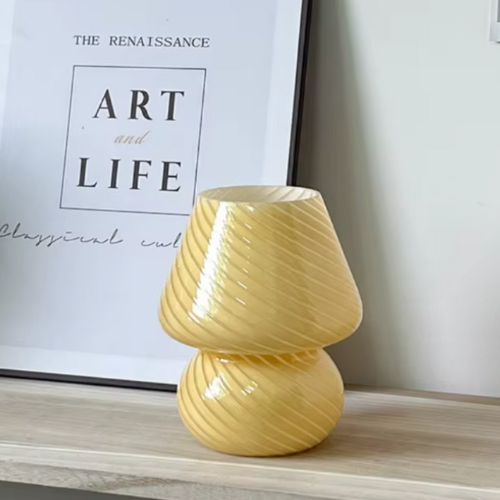 Lampe de chevet champignon en verre sur un meuble 