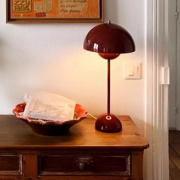  Lampe de chevet champignon rouge sur console 