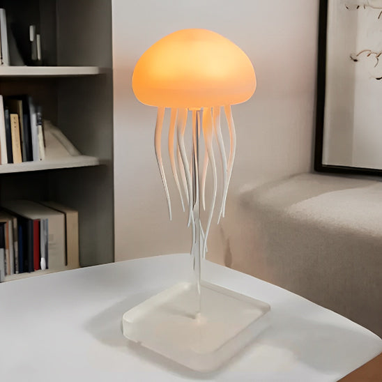  Lampe de chevet design sur un bureau et des livres 