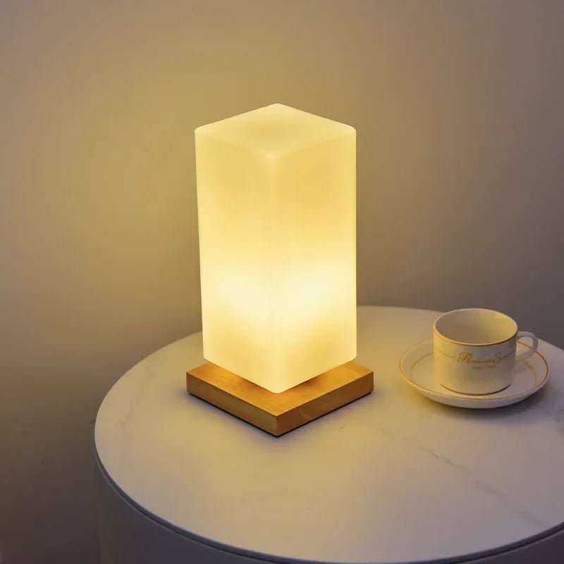 Lampe de chevet en verre carré sur table 