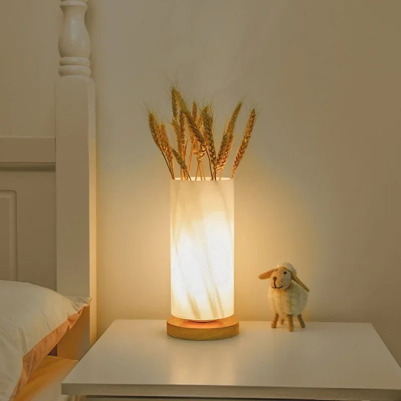  Lampe de chevet en verre led sur table de chevet et lit 