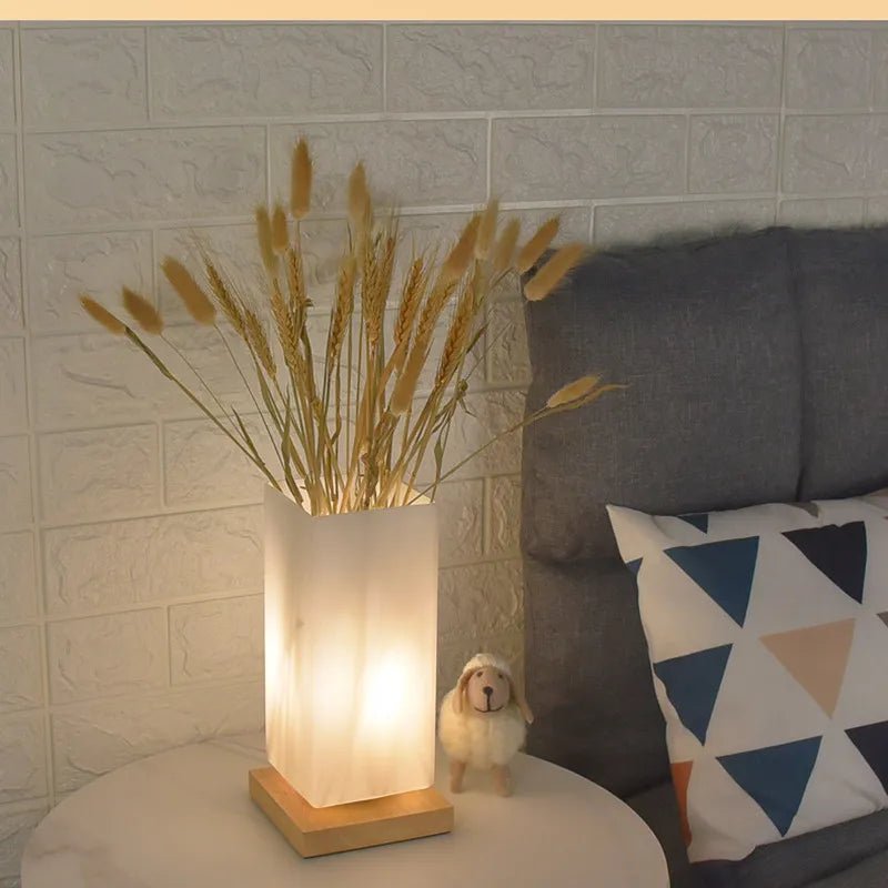  Lampe de chevet en verre sur table d'appoint et canapé gris 