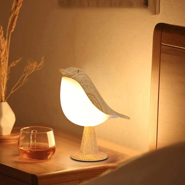 Lampe de chevet originale en forme d’oiseau sur table de chevet 