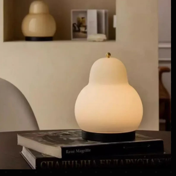 Lampe de chevet forme de poire allumée et livres 