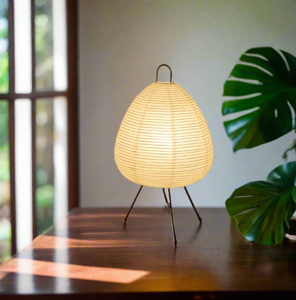 Lampe de chevet japonaise Geisha à côté d'une fenêtre 