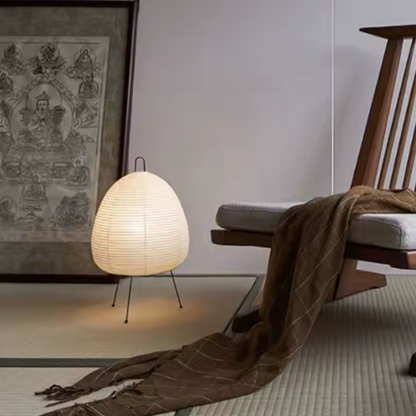 Lampe de chevet japonaise Geisha allumé et une chaise 