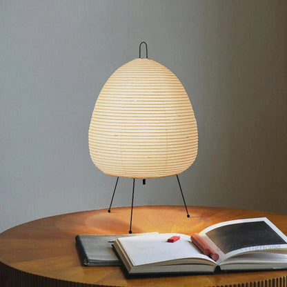  Lampe de chevet japonaise Geisha allumé et des livres 