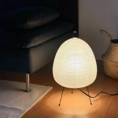 Lampe de chevet japonaise Geisha sur parquet et fauteuil 