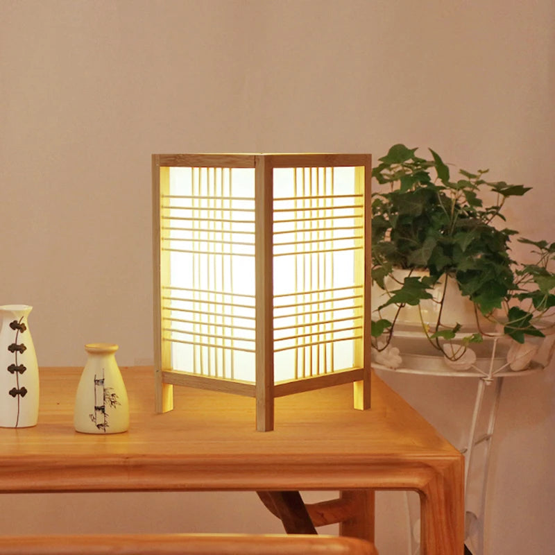Lampe de chevet japonaise sur une table et un pot 