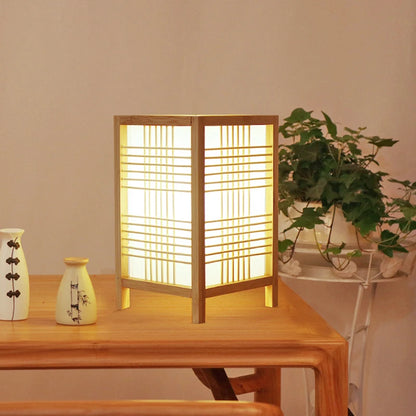Lampe de chevet japonaise sur une table et un pot 