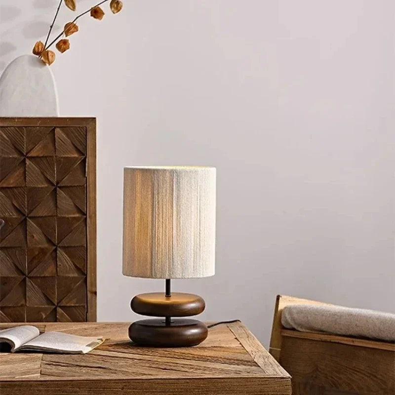 Lampe de chevet japonaise en bois sur table basse 