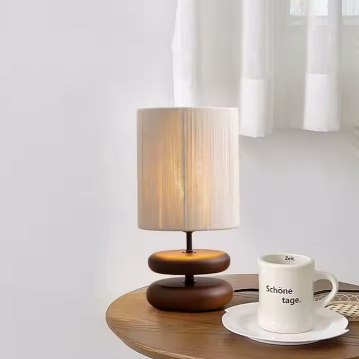 Lampe de chevet japonaise en bois sur table et une tasse et café