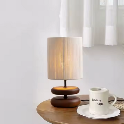 Lampe de chevet japonaise en bois sur table et une tasse et café
