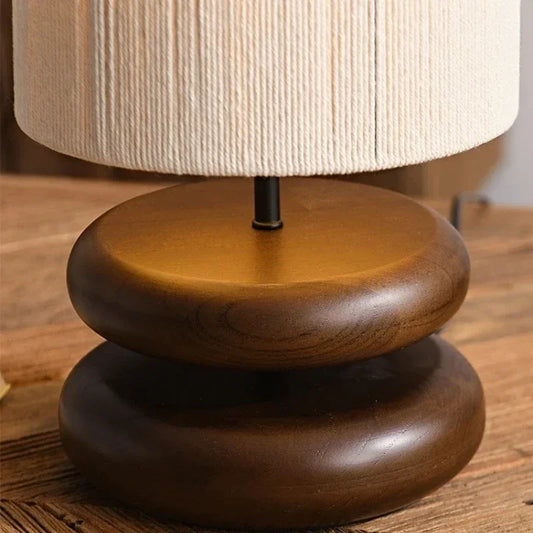 Lampe de Chevet Japonaise en Bois  sur table 
