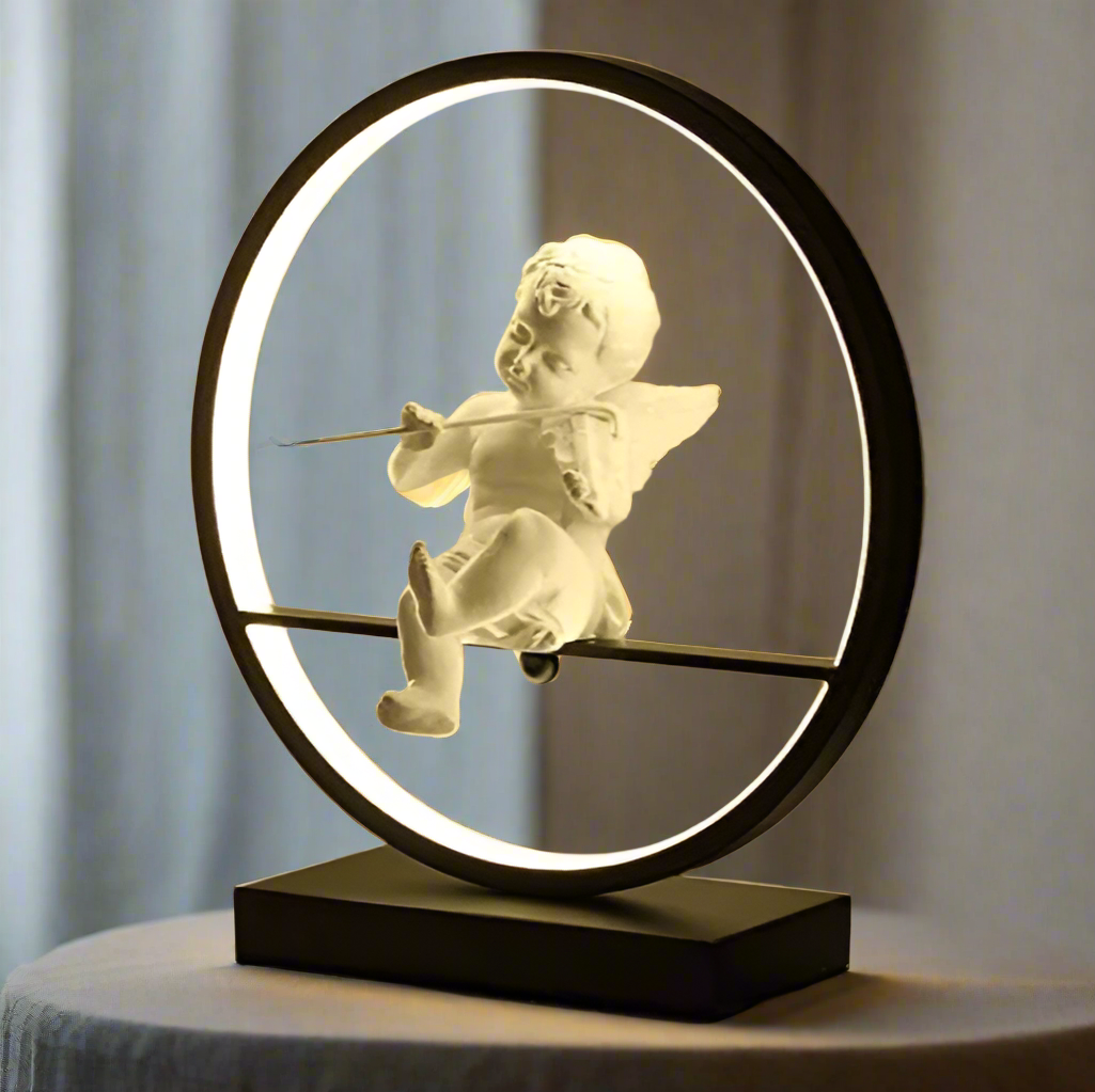Lampe de chevet ange sur table 
