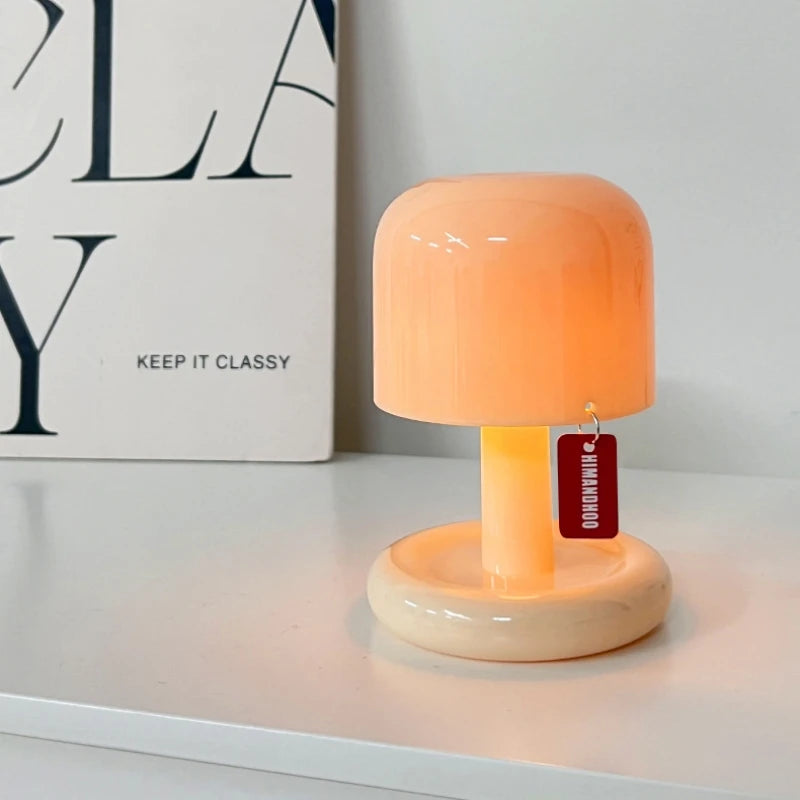 Lampe de chevet miniature coucher de soleil sur meuble de salon 