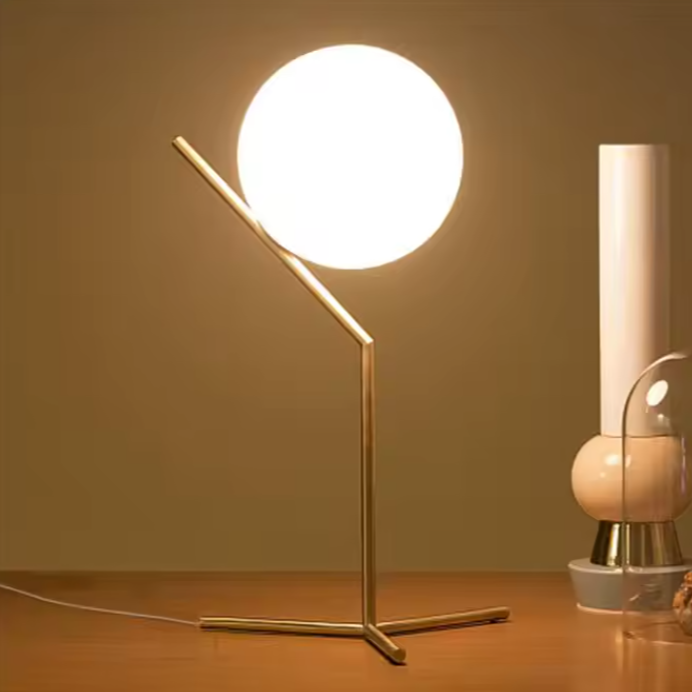  Lampe de chevet minimaliste lumière chaude sur meuble 