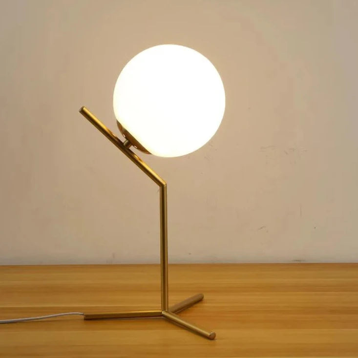 Lampe de chevet minimaliste nordique allumé sur table 