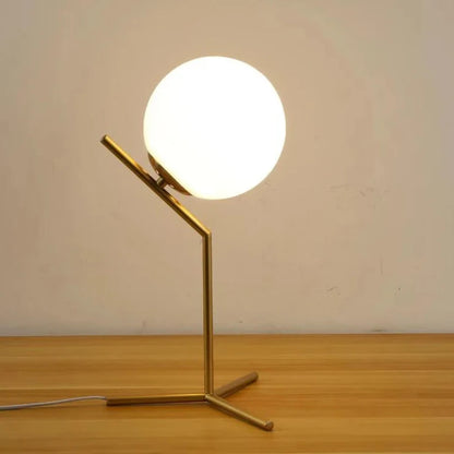 Lampe de chevet minimaliste nordique allumé sur table 